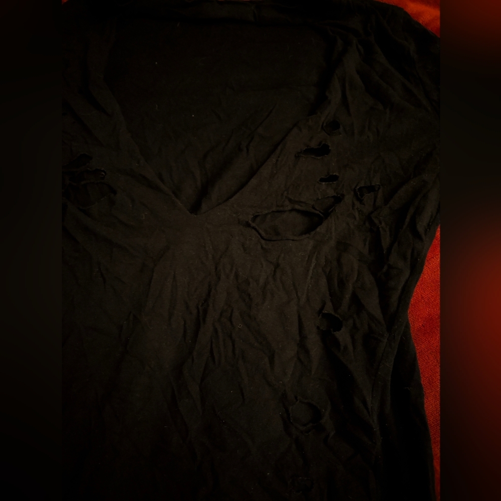 💥 Distressed Top - Picture 2 of 3